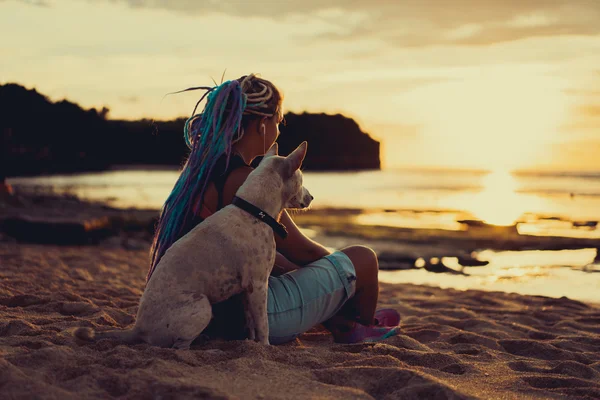 Hippie hipster γυναίκα με σκύλο — Φωτογραφία Αρχείου