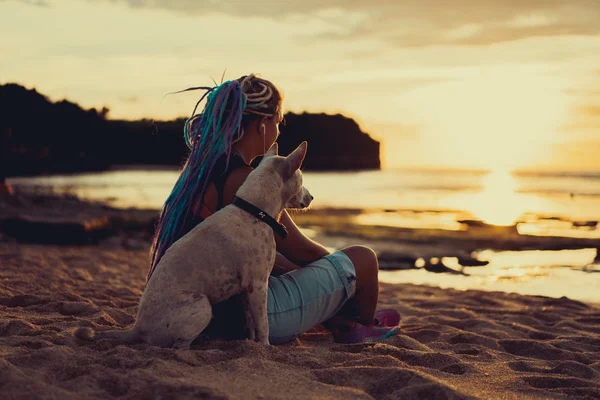 Hippie bederní žena se psem — Stock fotografie