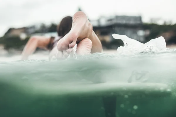 Piękna kobieta w ocean surf — Zdjęcie stockowe