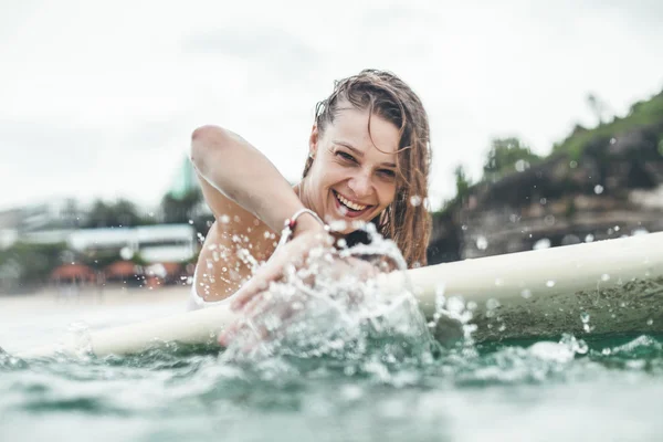 Bela mulher no oceano surf — Fotografia de Stock