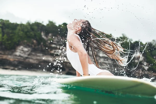 Beautiful girl in the ocean Surf in the rain — Stock Photo, Image