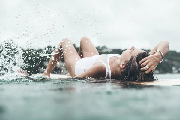 Όμορφο κορίτσι του ωκεανού Surf στη βροχή — Φωτογραφία Αρχείου