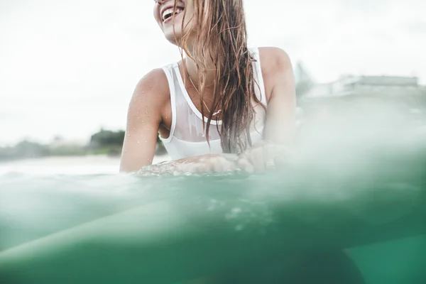Красивая женщина в океане серфинга — стоковое фото