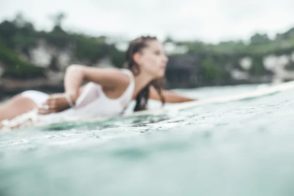 Bela mulher no oceano surf — Fotografia de Stock