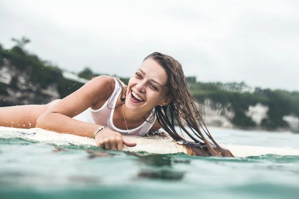 Bella donna nel surf oceano — Foto Stock