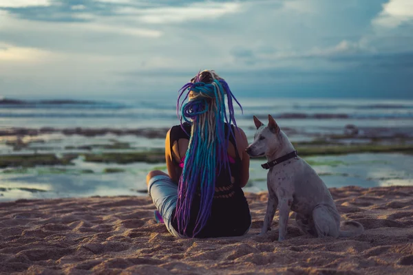 Hippie hipster mulher com cão — Fotografia de Stock