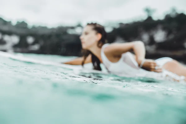Hermosa chica en el océano Surf en la lluvia —  Fotos de Stock