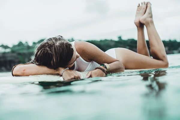 Όμορφο κορίτσι του ωκεανού Surf στη βροχή — Φωτογραφία Αρχείου