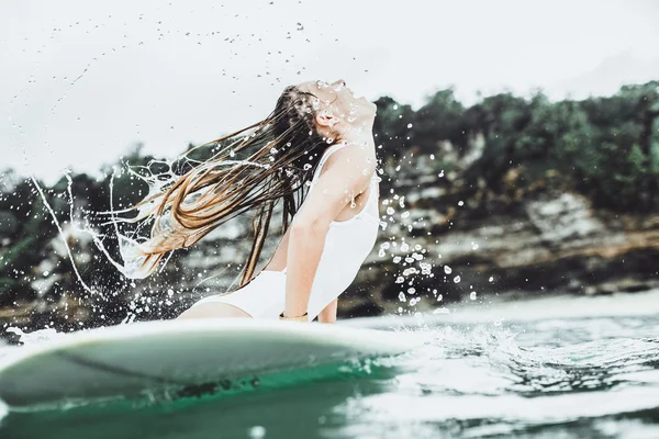 海雨の中サーフで美しい少女 — ストック写真