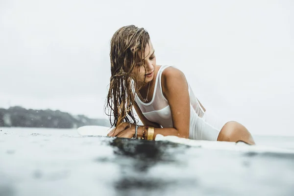 Όμορφο κορίτσι του ωκεανού Surf στη βροχή — Φωτογραφία Αρχείου