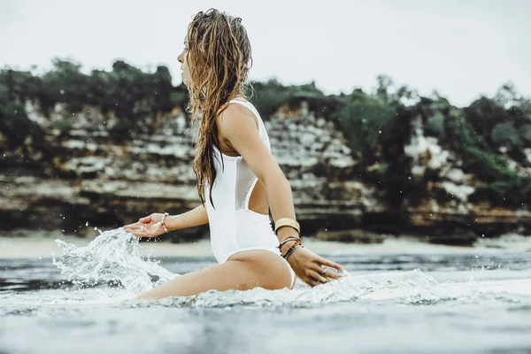 Menina bonita no oceano Surf na chuva — Fotografia de Stock