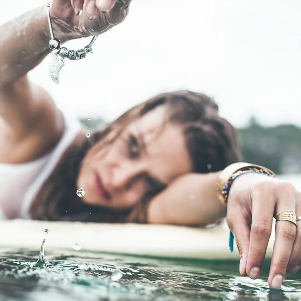 Menina bonita no oceano Surf na chuva — Fotografia de Stock