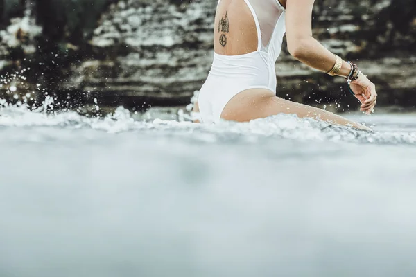 Mooi meisje in de oceaan Surf in de regen — Stockfoto