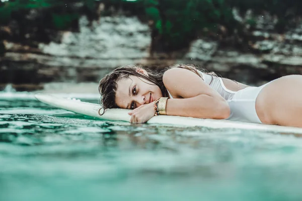 Menina bonita no oceano Surf na chuva — Fotografia de Stock