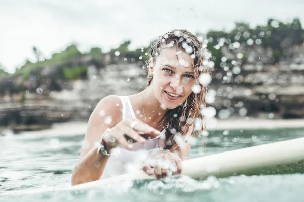 Bella ragazza nell'oceano Surf sotto la pioggia — Foto Stock
