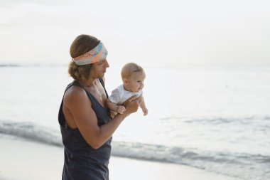 bir çocuk ile güzel genç Baba