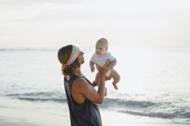 bir çocuk ile güzel genç Baba