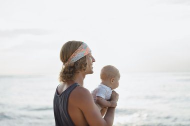 bir çocuk ile güzel genç Baba