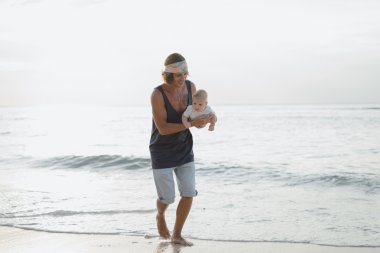 bir çocuk ile güzel genç Baba