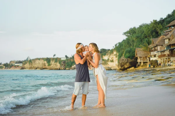 Beau jeune couple amoureux d'un enfant — Photo