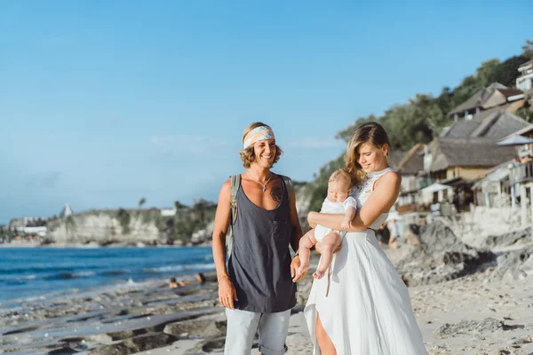 Bella giovane coppia innamorata di un bambino — Foto Stock