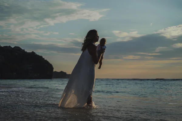 Donna felice con un bambino . — Foto Stock