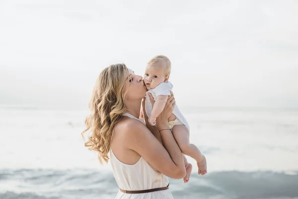 Mulher feliz com uma criança . — Fotografia de Stock