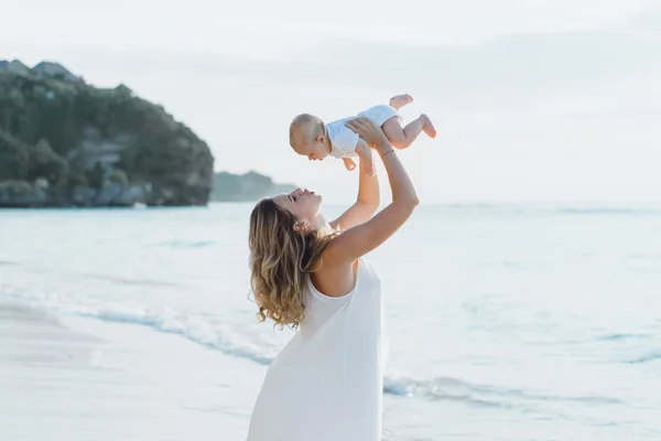 Mulher feliz com uma criança . — Fotografia de Stock