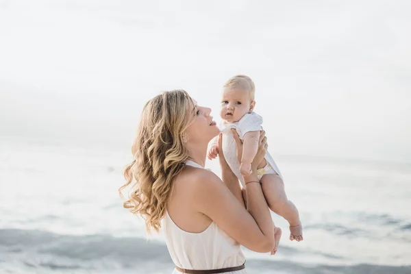 Mulher feliz com uma criança . — Fotografia de Stock