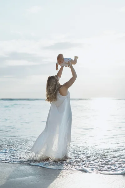 Donna felice con un bambino . — Foto Stock