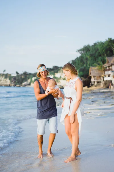 Beau jeune couple amoureux d'un enfant — Photo