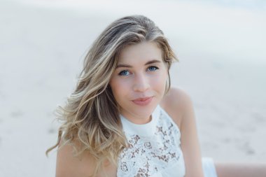 plaj günbatımı üzerinde poz kadın