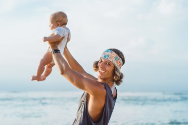 bir çocuk ile güzel genç Baba