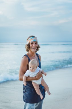 bir çocuk ile güzel genç Baba