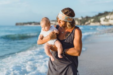 bir çocuk ile güzel genç Baba