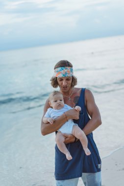 bir çocuk ile güzel genç Baba