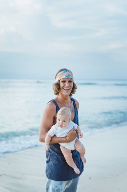 bir çocuk ile güzel genç Baba