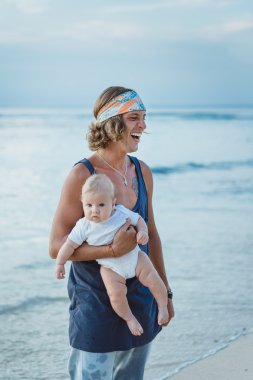 bir çocuk ile güzel genç Baba