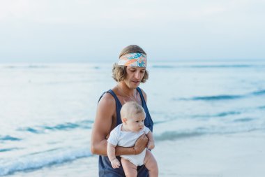 bir çocuk ile güzel genç Baba