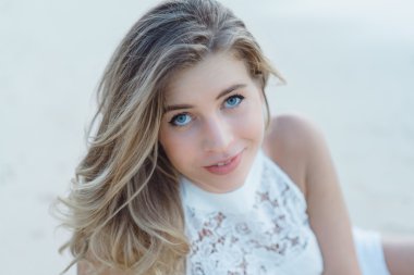 plaj günbatımı üzerinde poz kadın