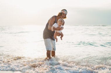 bir çocuk ile güzel genç Baba