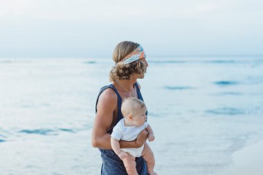 bir çocuk ile güzel genç Baba