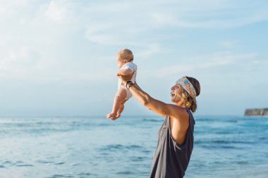 bir çocuk ile güzel genç Baba