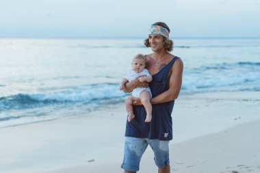 bir çocuk ile güzel genç Baba