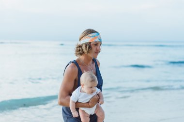 bir çocuk ile güzel genç Baba