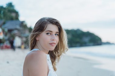 plaj günbatımı üzerinde poz kadın