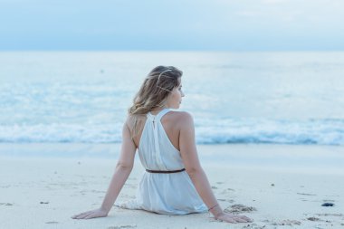 plaj günbatımı üzerinde poz kadın