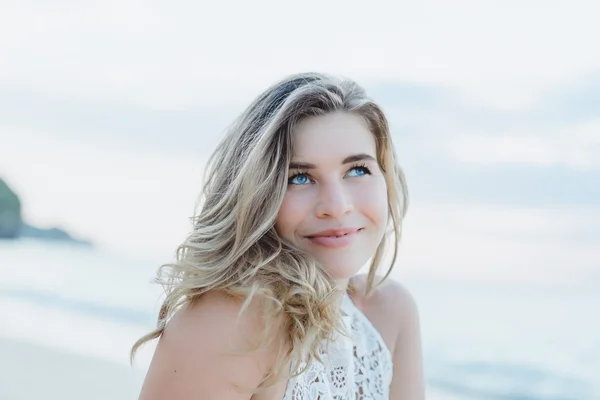 Vrouw die zich voordeed op de zonsondergang strand — Stockfoto