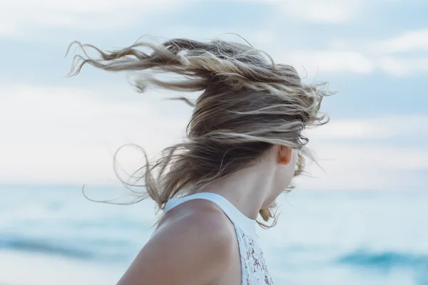 Donna in posa sulla spiaggia tramonto — Foto Stock