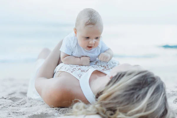 Mulher feliz com uma criança . — Fotografia de Stock